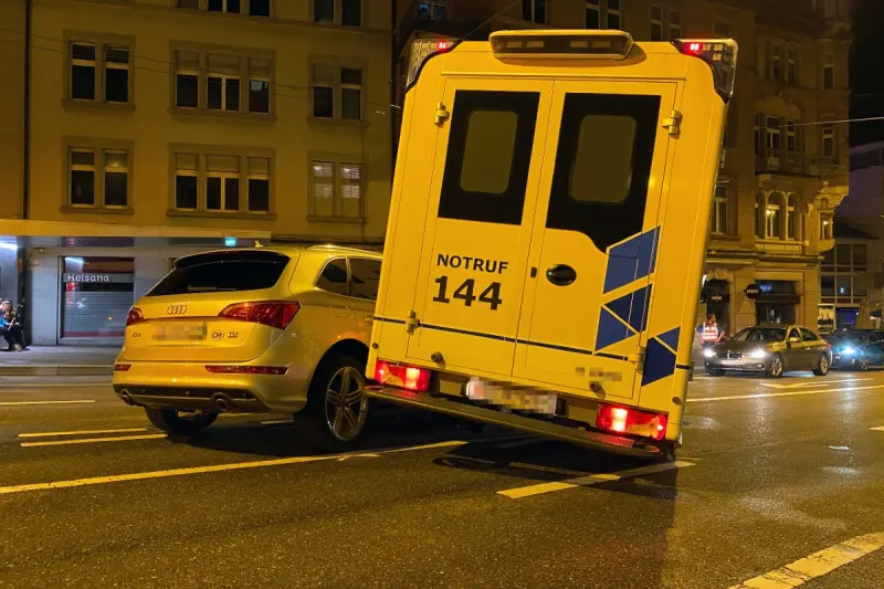 Stadt St. Gallen - Rettungswagen kollidiert beim Wenden