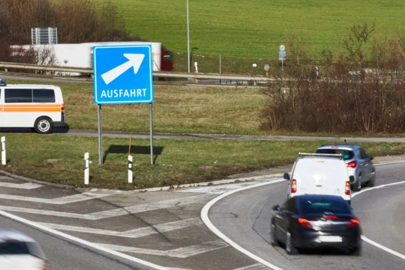 A3 Niederurnen GL – Lastwagenchauffeur fährt auf Autobahn rückwärts
