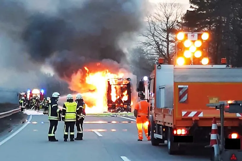 Enkenbach-Alsenborn - Reisebus geht in Flammen auf