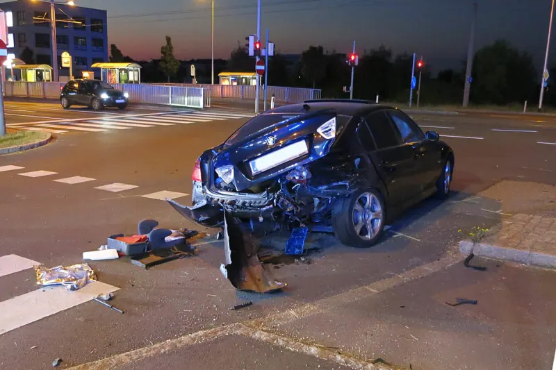 Alkounfall in Leonding - Rote Ampel übersehen und ungebremst kollidiert