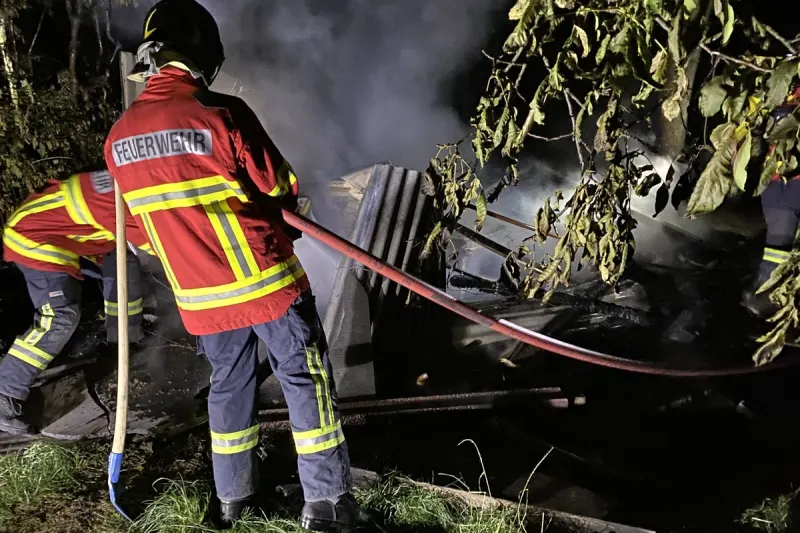 Uttwil TG - Zeugen nach Brand eines Holzunterstandes gesucht 