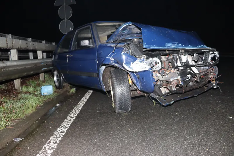 Herford – Bauliche Veränderungen am Fahrzeug – VW landet in Leitplanke