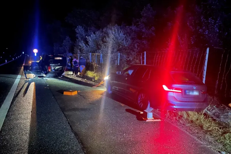 Medels GR -  Kollision auf der A13 endet mit einem Überschlag