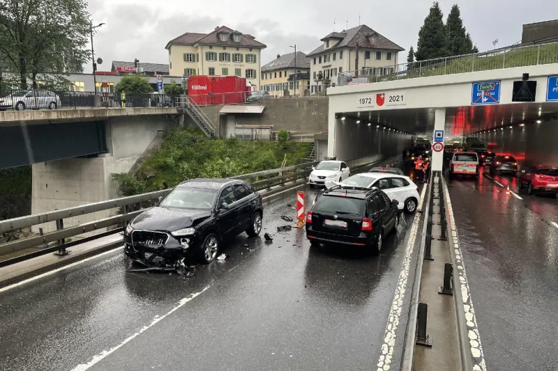 Schindellegi SZ - Zwei Fahrzeuglenker nach Crash verletzt