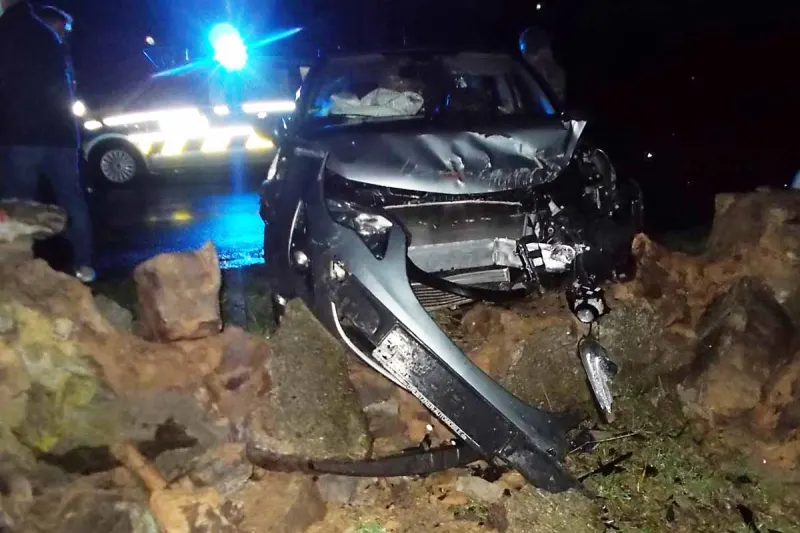 Heftiger Crash in Hüllhorst - Autofahrerin prallt gegen Mauer!