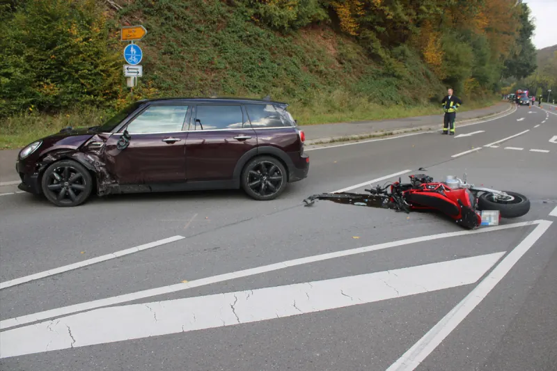 Kürten NW – Motorradfahrer bei Unfall mit Pkw schwer verletzt