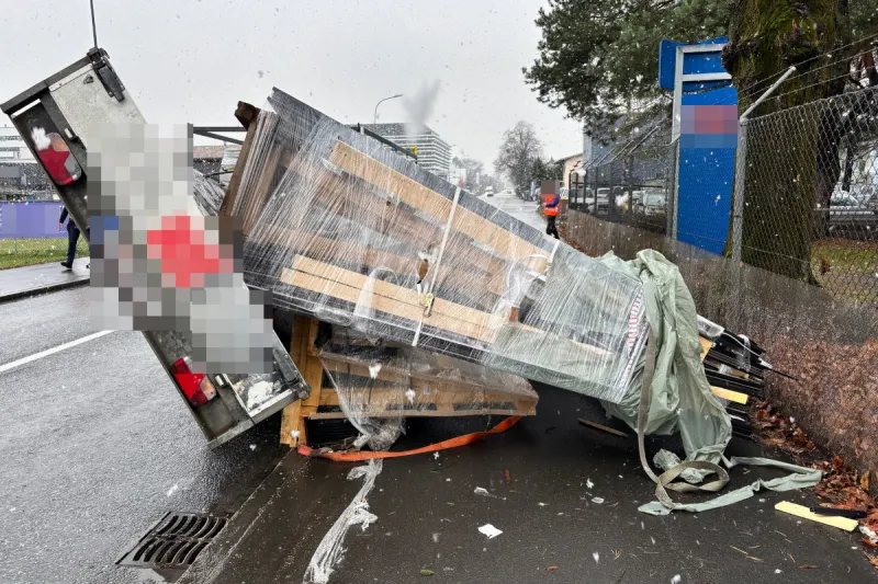 Schaan FL – Ladung von Transportanhänger kippt auf Trottoir