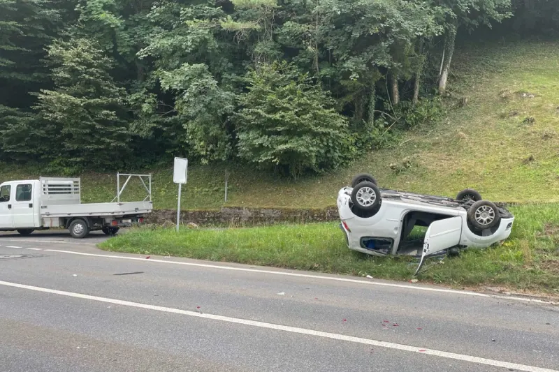 Lauerz SZ - Auto überschlägt sich nach Kollision mit Lieferwagen