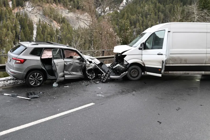 Sils im Domleschg GR – Drei Verletzte bei Unfall auf der N29