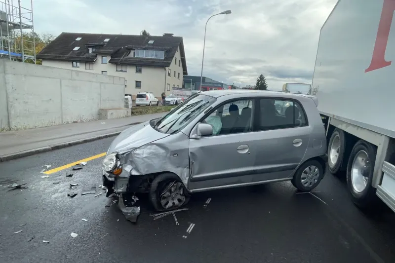 Egnach TG  - Beifahrerin bei Unfall verletzt - Ablenkung führte zur Kollision
