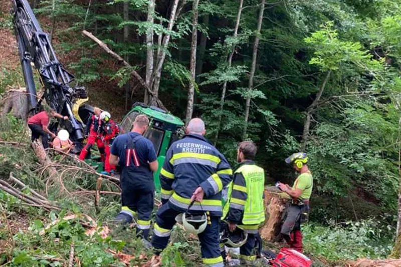 Bad Bleiberg - Harvester überschlug sich im extrem steilen Gelände