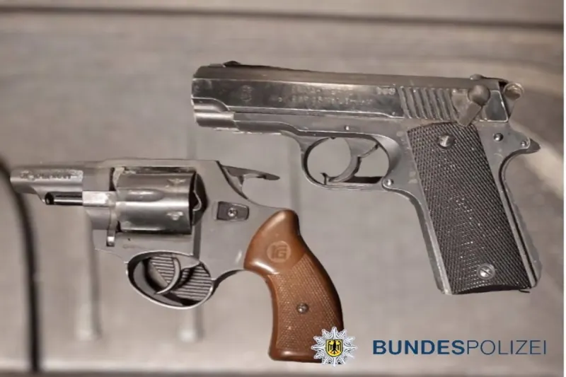Brandenburg - Mit Schreckschusswaffen in S-Bahn unterwegs
