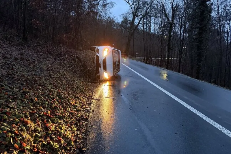 Neuhausen am Rheinfall SH – Unfall auf vereister Fahrbahn