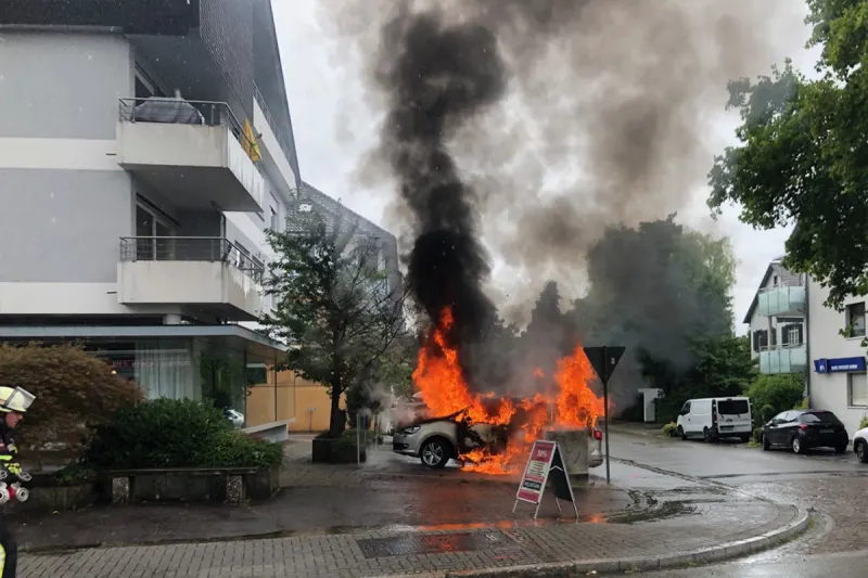Achern BW – Fahrzeug brennt auf Parkplatz nahe Wohngebäude