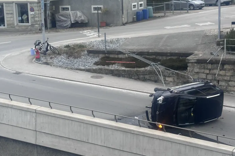 Herisau AR –  Lernfahrerin stürzt mit Auto bei Unfall über Mauer