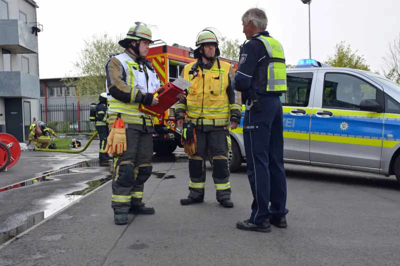 Mettmann NW - Feuer hinterlässt Firma zerstört zurück 