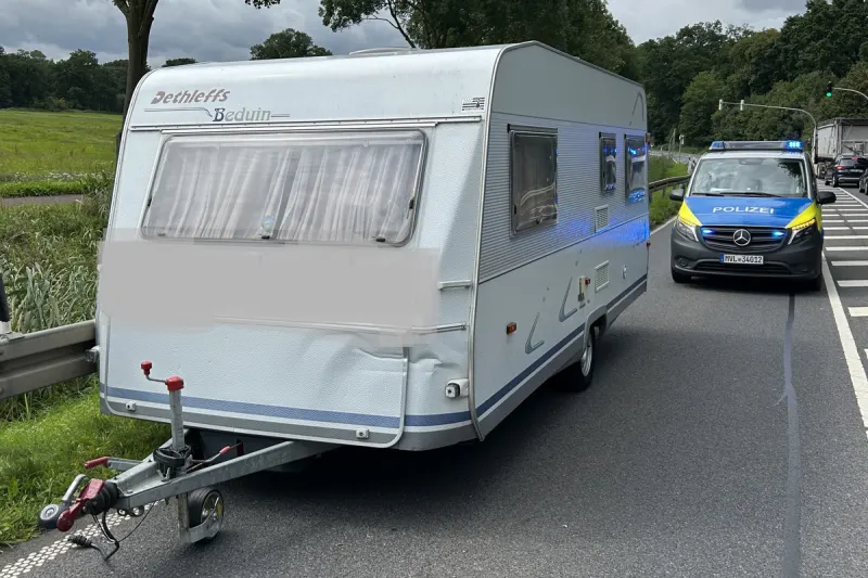 B198 Bütow MV – Wohnanhänger löst sich während Fahrt