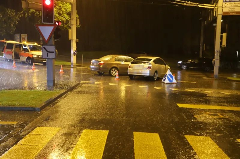 Stadt St. Gallen - Personenwagen kollidieren auf Verzweigung