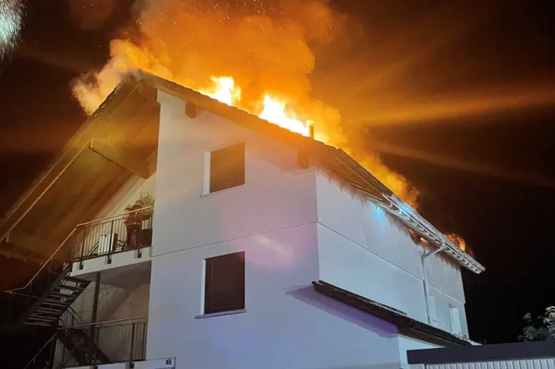 Feuerwehreinsatz in Wilchingen SH - Dachstockbrand in einem Mehrfamilienhaus