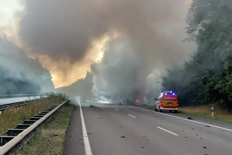 A27 Verden NI – Pkw mit Bootsanhänger bei Brand zerstört