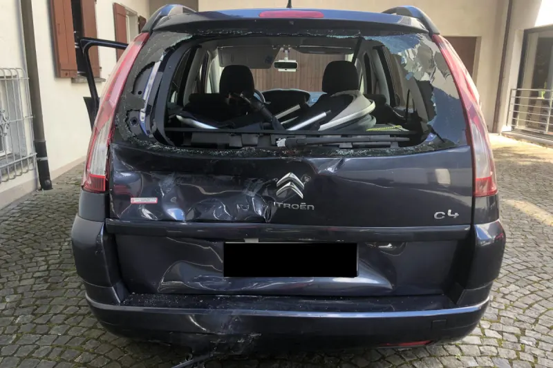 Stadt Glarus – Unachtsamer Lieferwagenlenker kracht auf vorausfahrendes Fahrzeug