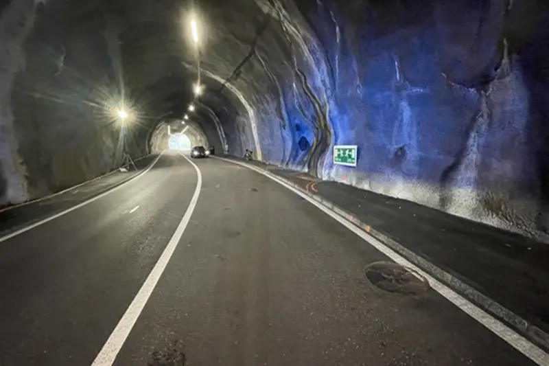 Grono GR – E-Bike-Fahrerin verletzt sich bei Unfall in Tunnel schwer