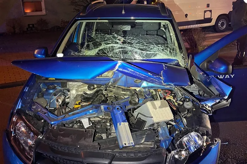 Radevormwald NW – Dacia kollidiert bei Überholmanöver mit Traktor