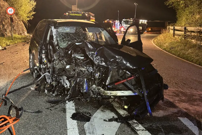 Zwei Verletzte bei Unfall in Liesberg BL – BMW prallt gegen Felswand