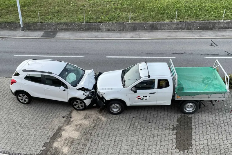 Steinen SZ – Auto nach Kollision in Brand geraten