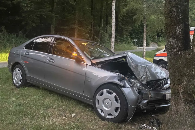 Auenstein AG - 18-Jähriger baut mit Mercedes Totalschaden