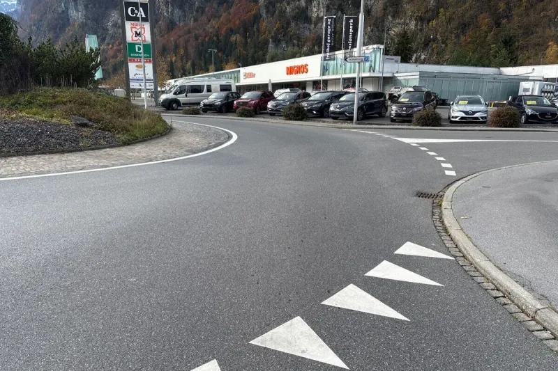 Unfall in Näfels GL – Autofahrer übersieht Velofahrer