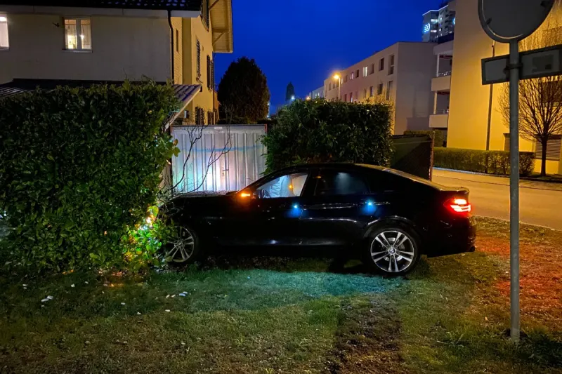 Oftringen AG - Junger Lenker mit fast 2 Promille im BMW in Gebüsch gedonnert