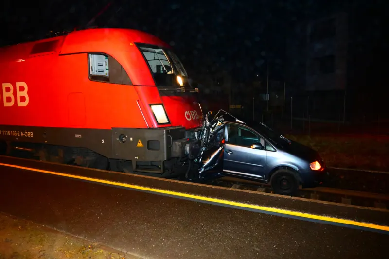Unfall in Schaan FL – Auto auf Bahngleisen von Lokomotive erfasst
