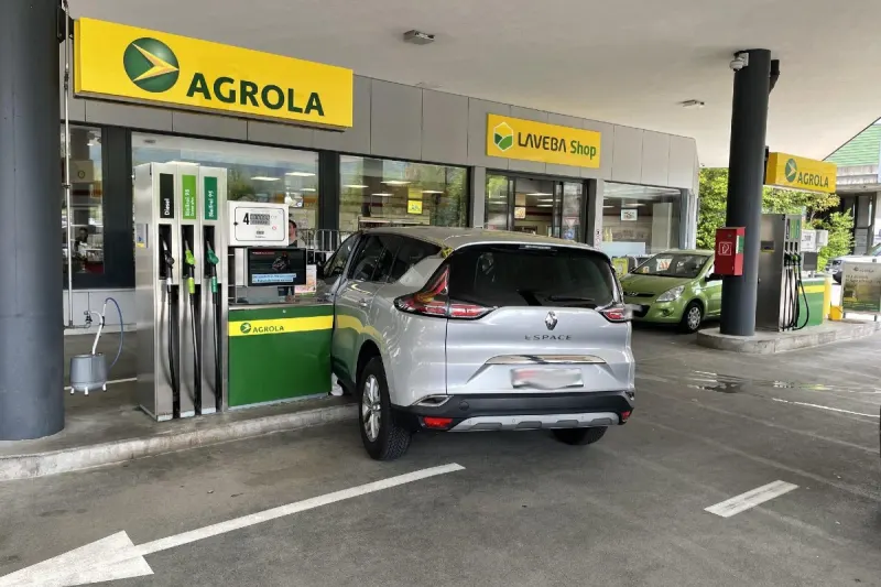 Lachen SZ - Auto gerät an Tankstelle ins Rollen