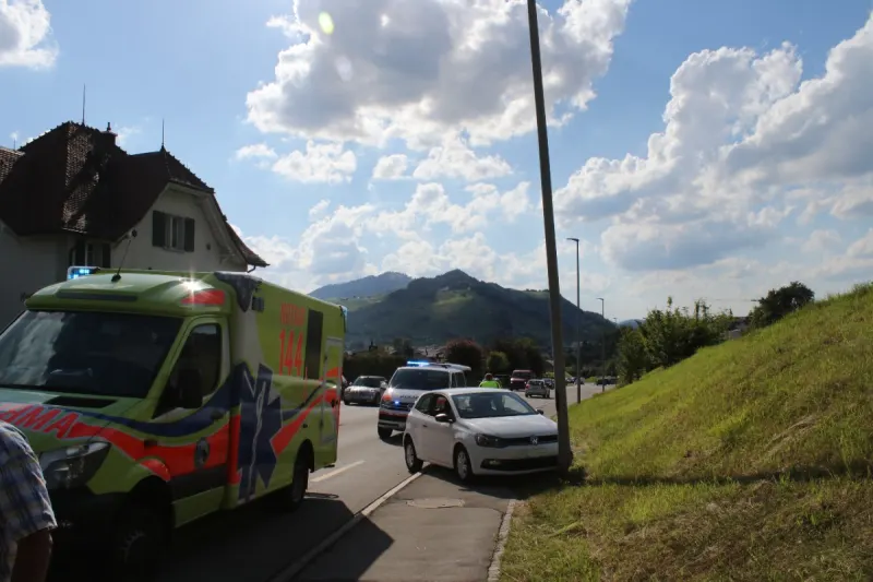 Appenzell  AI - Auf die Gegenfahrbahn geraten und mit Kandelaber kollidiert