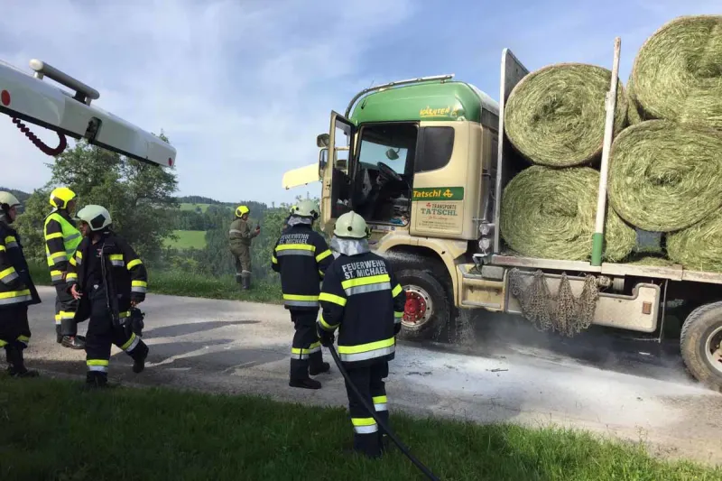 Wolfsberg - LKW mit Heuballen in Brand geraten
