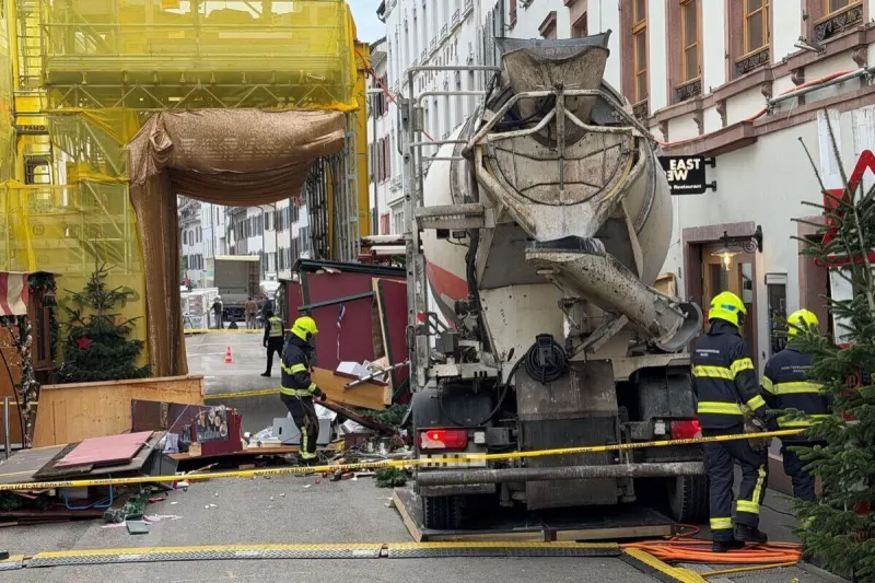 Basel – Lastwagen rollt in Adventsmarkt