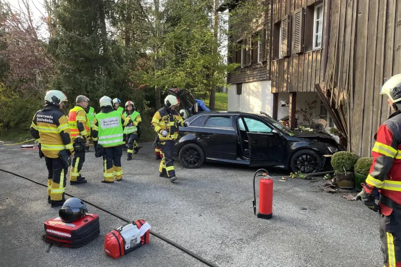 Einsiedeln SZ - Kontrolle über Auto verloren und in Hausfassade geprallt