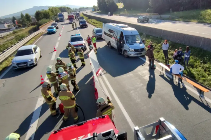 Wallersee - Busfahrer auf der Autobahn eingeschlafen - Bus mit Passagieren verunfallt