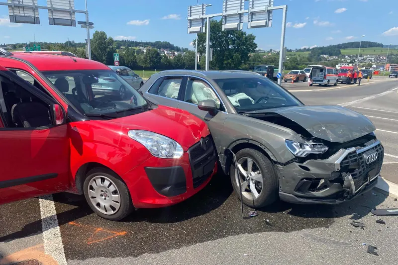 Baar ZG – Kollision zwischen zwei Autos auf Strassenkreuzung