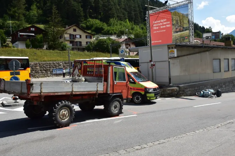 Tiefencastel GR - Roller kollidiert mit Motorkarren