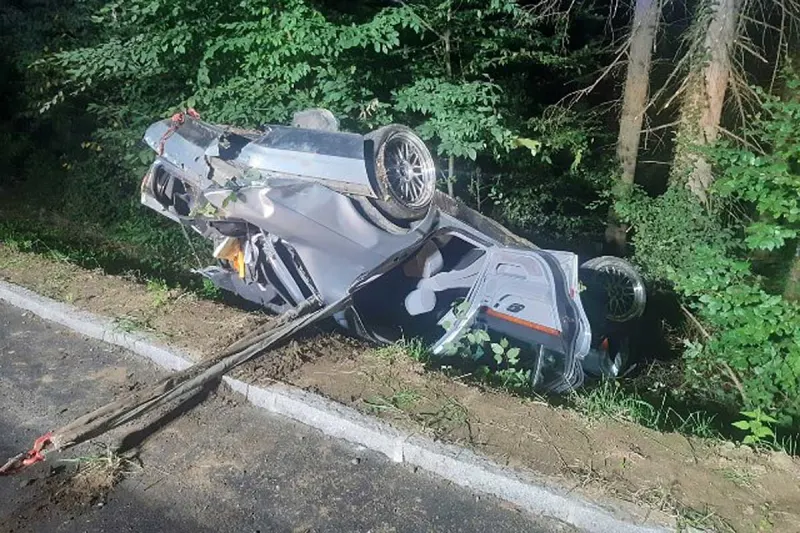 Sebersdorf - PKW rutschte nach Unfall auf dem Dach steile Böschung hinunter