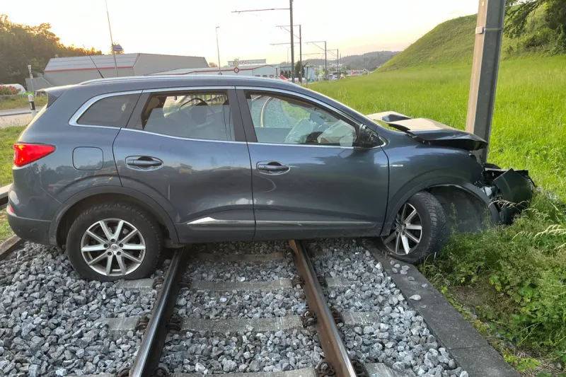 Matzingen TG - Auto landet bei Unfall auf Bahngleis 