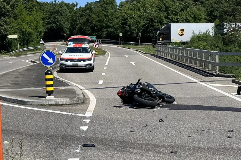 Münchenstein BL - Personenwagen kollidiert beim Linksabbiegen mit Motorrad 