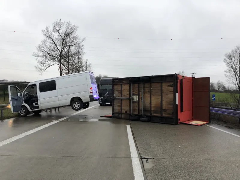 A44 Geseke – Mobile Pommesbude blockiert Autobahn