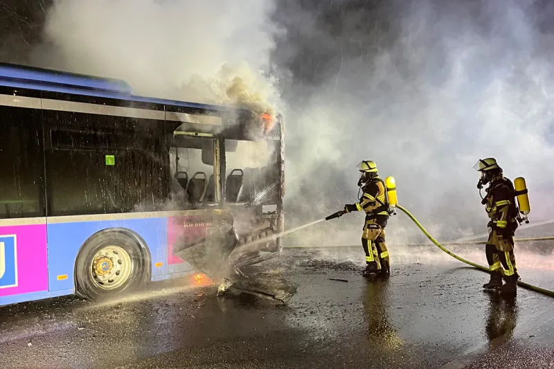 A52 Essen – Sperrung nach Brand von Linienbus auf Autobahn