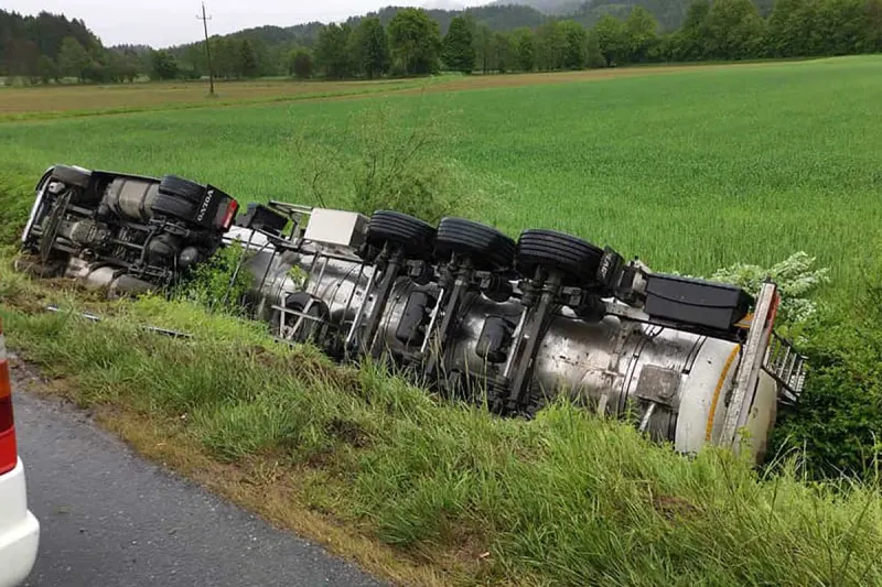 Bleiburg - LKW kippte um und stürzte in Böschung