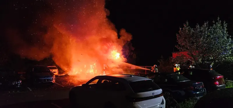Dresden – Fahrzeuge auf Parkplatz in Brand geraten