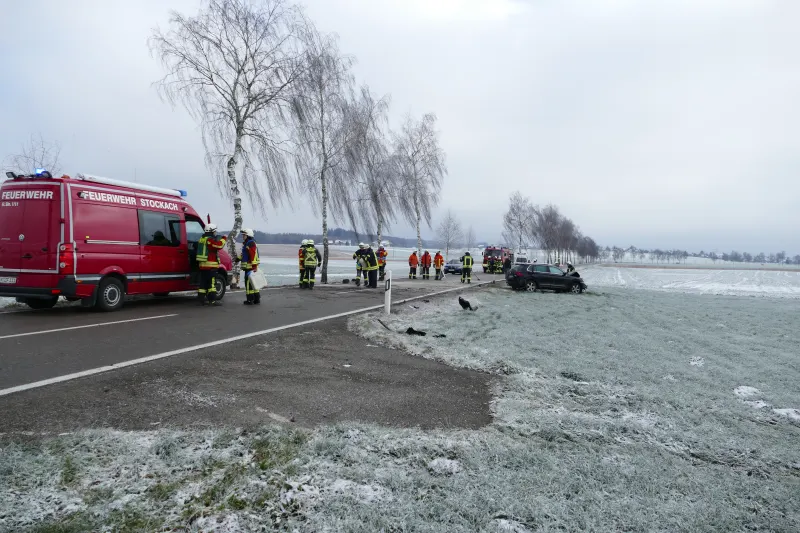 Hohenfels – PKW mit Baum kollidiert