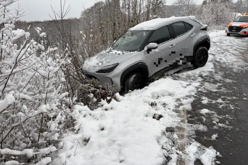 Mitlödi GL – Unfall auf schneebedeckter Strasse